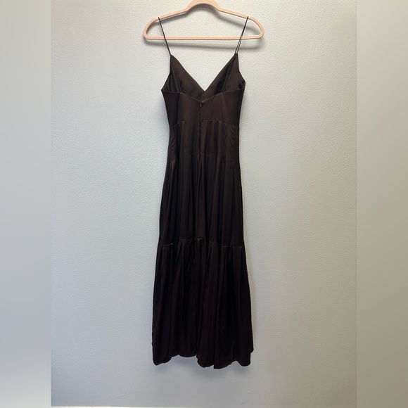 V-neck pleated dress - Picture 11 of 12